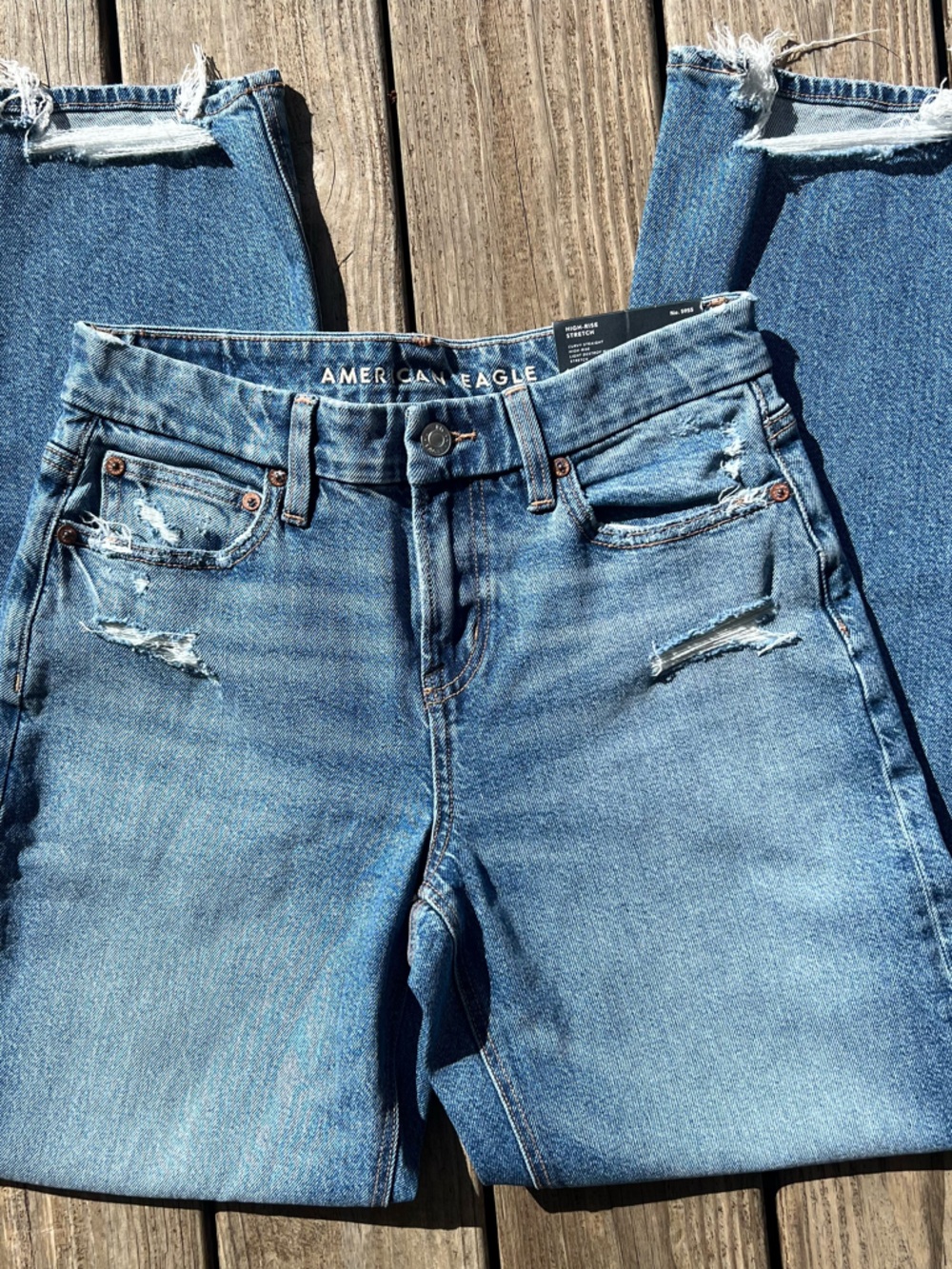 American Eagle distressed + ripped high-waisted straight leg jeans Size 4 NWT